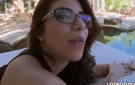 Latina Isabella De Santos Shows Off Big Booty