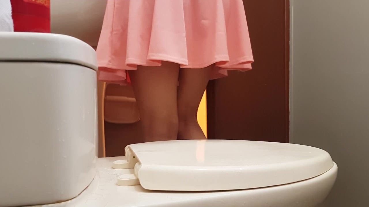 Venezuelan Girl Peeing in Medellin